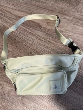 ALO Sage Fanny pack
EXCELLENT CONDITION